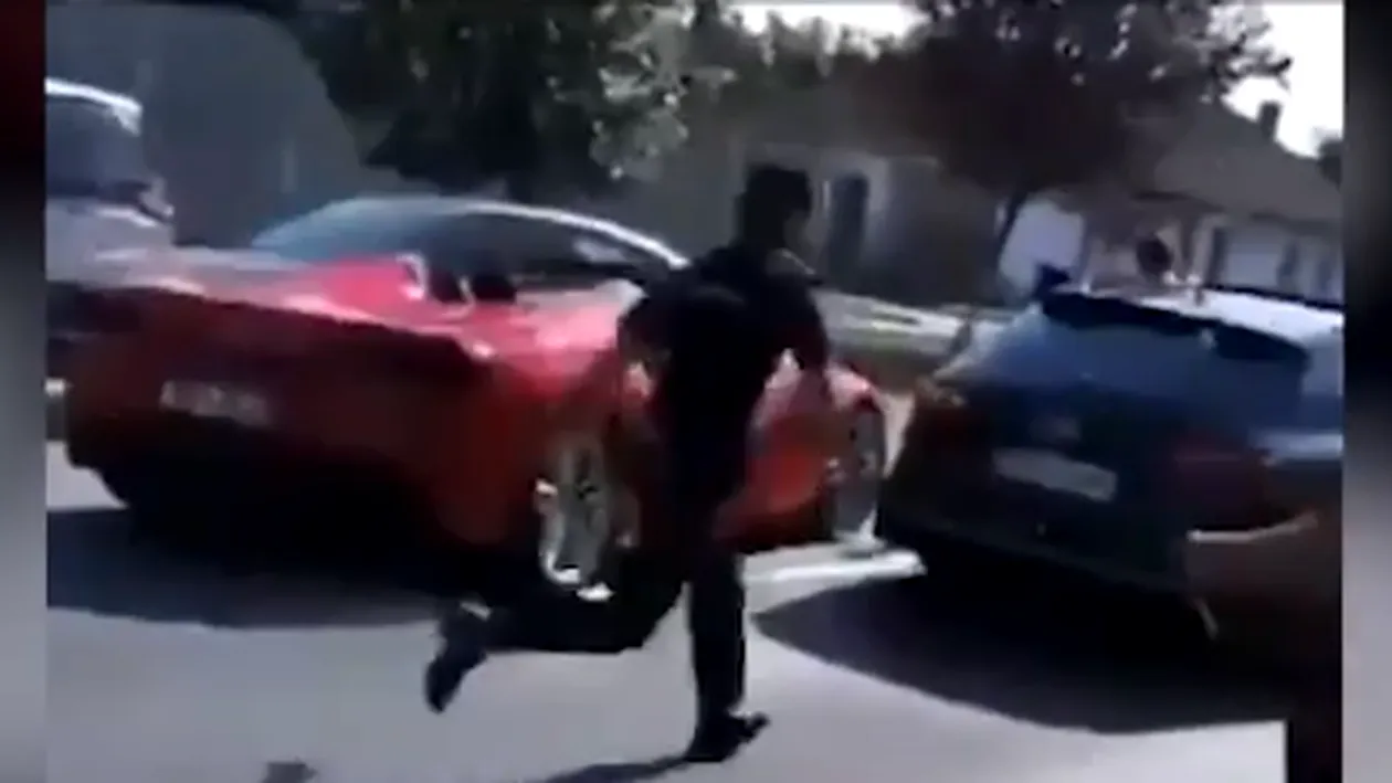 Momentul în care un polițist este lovit de un Ferrari, la Bocșa. Bolidul, oprit ca în filme, cu focuri de armă!