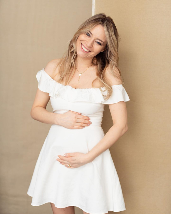 FOTO | Cum arată Laura Cosoi în luna a opta de sarcină. Fanii o acuză că-și editează pozele