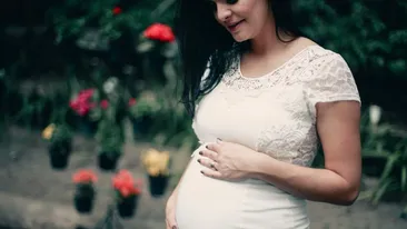 O femeie însărcinată cu gemeni, dată afară dintr-un restaurant după ce chelneriţa i-a văzut burta! Femeia a crezut iniţial că i se face o farsă