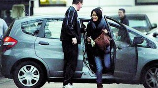 Premierul britanic a sarit in ajutorul dadacei soferite. Cel mai tare din parcare