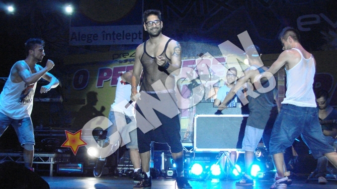 Connect-R nu pierde nici o ocazie sa-si expuna tatuajele sI pectoralii! Si-a tras maiou plasa ca sa-si arate bustul bine lucrat