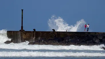 Au scapat ca prin minune de valul urias