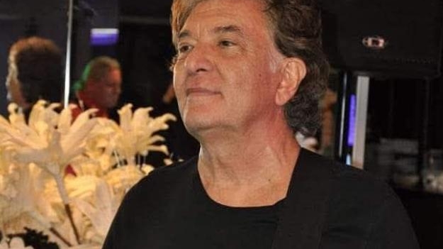 Viața tumultoasă a lui Iulian Mugurel Vrabete de la Holograf. Părăsit de amanta cu 32 de ani mai tânără, se împăcase cu soția după un episod controversat