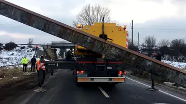 Dorel din Caracal a lovit un limitator de înălțime. Traficul auto și feroviar a fost blocat