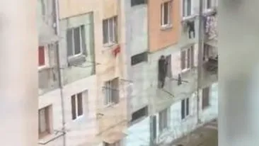 Un bărbat din Tulcea a stat  atârnat de sârmele de rufe o noapte întreagă dintr-un motiv incredibil