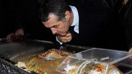 Decizie incredibila a lui Gigi Becali. Cumpara pamant la mormantul lui Arsenie Boca!