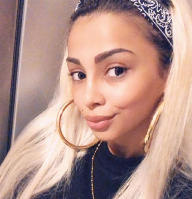 A făcut spectacol câteva nopți, apoi le-a arătat fanilor cine este nemachiată: ”Mamă, ce cearcăne ai!”