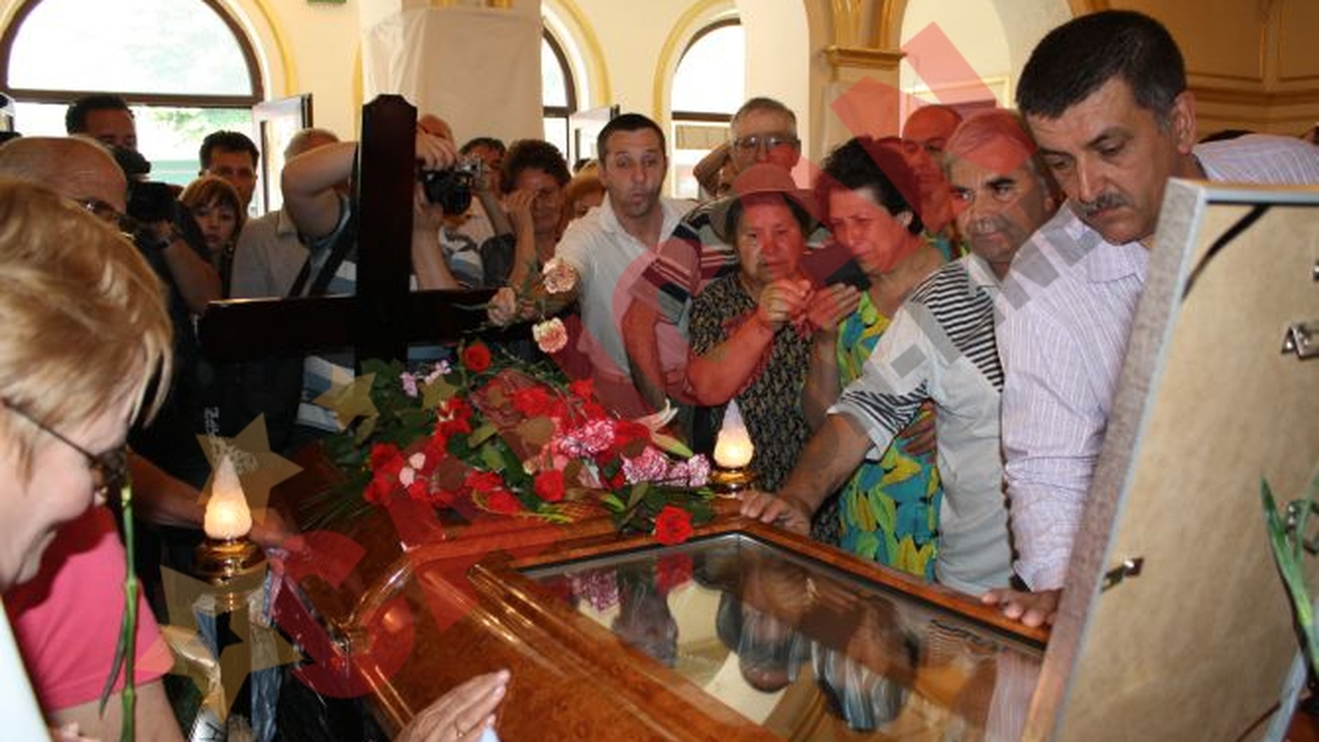 VIDEO Trupul neinsufletit al lui Jean Constantin, scos din teatru in aplauzele a sute de persoane