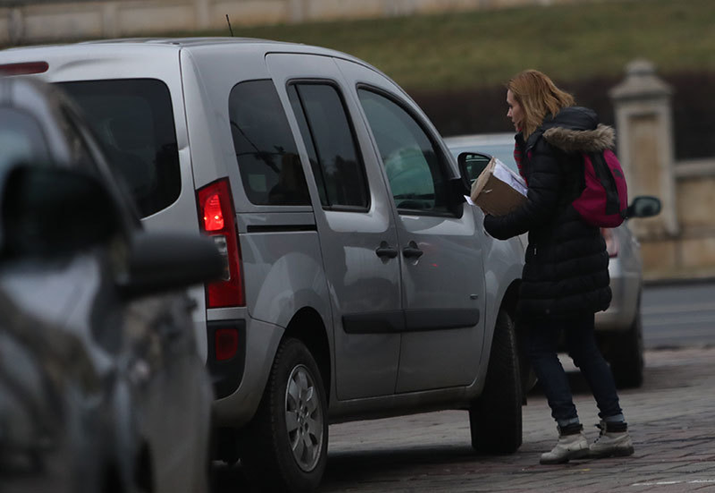 ZIUA 2. Mircea Negulescu preia o domnişoară de lângă Casa Poporului