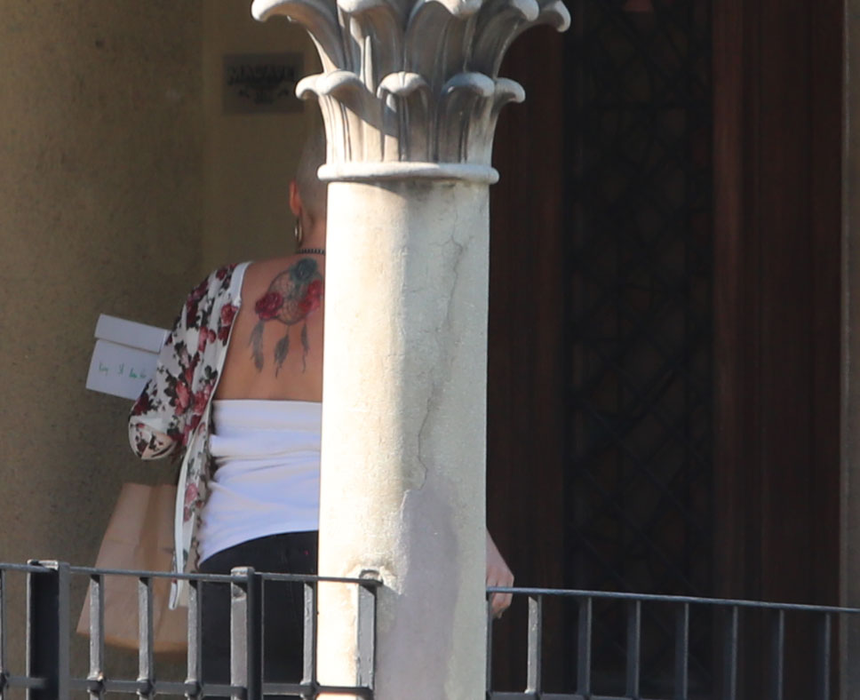 Misha are un nou tatuaj pe spate