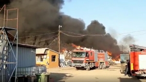 Incendiu puternic la un depozit de materiale reciclabile, la ieșirea din Buzău. Locuitorii, avertizați prin RO-ALERT