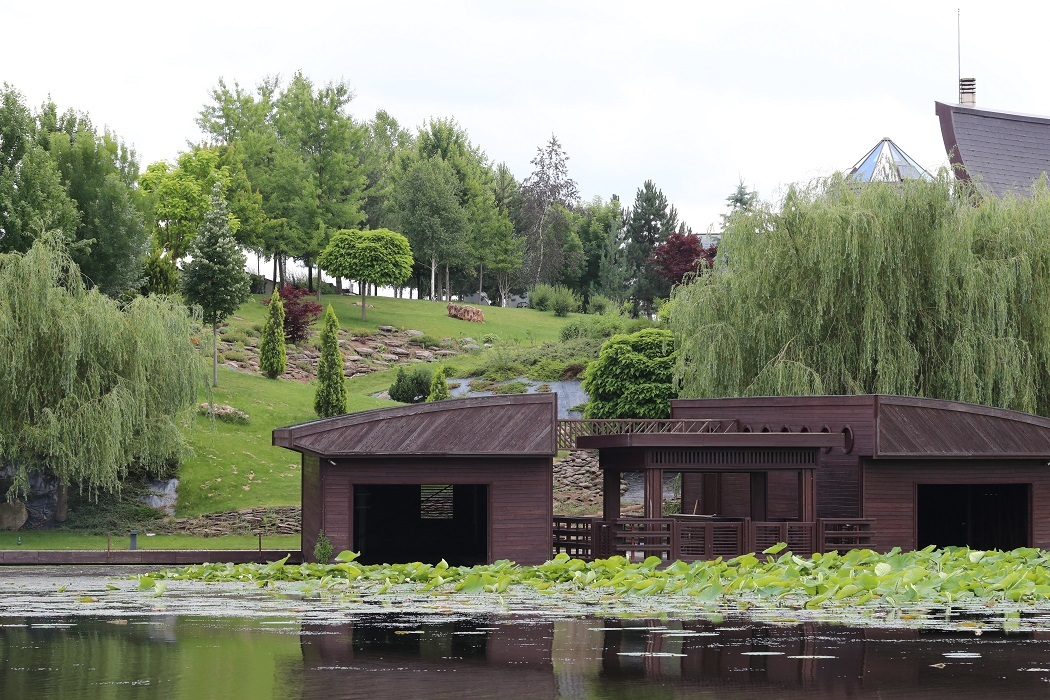 "Garajul" bărcilor de fiţe cu care Yoav Shtern se plimbă pe lacul Snagov
