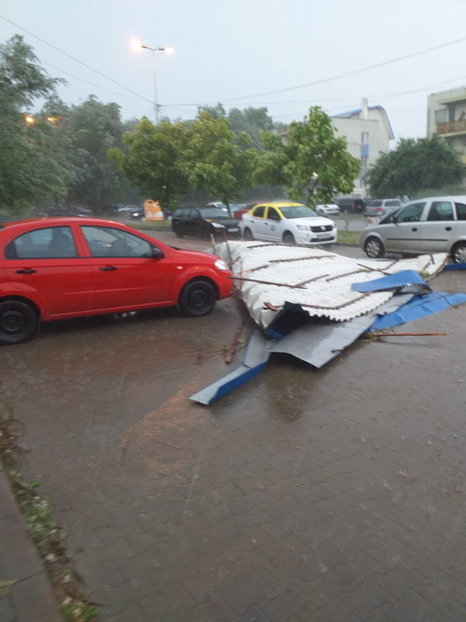 Acoperiş desprins de pe un bloc din Focșani, din cauza vântului puternic