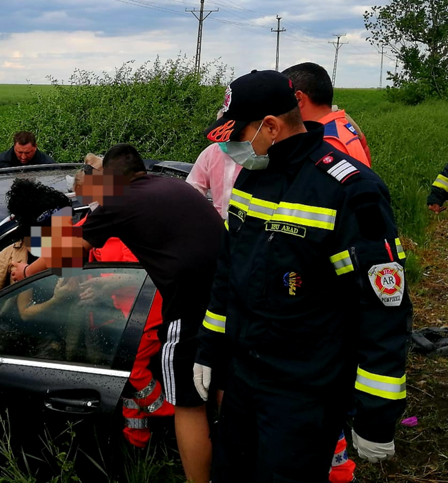 Accident îngrozitor în Arad! Trei persoane au ajuns la spital. Imagini de la fața locului. FOTO