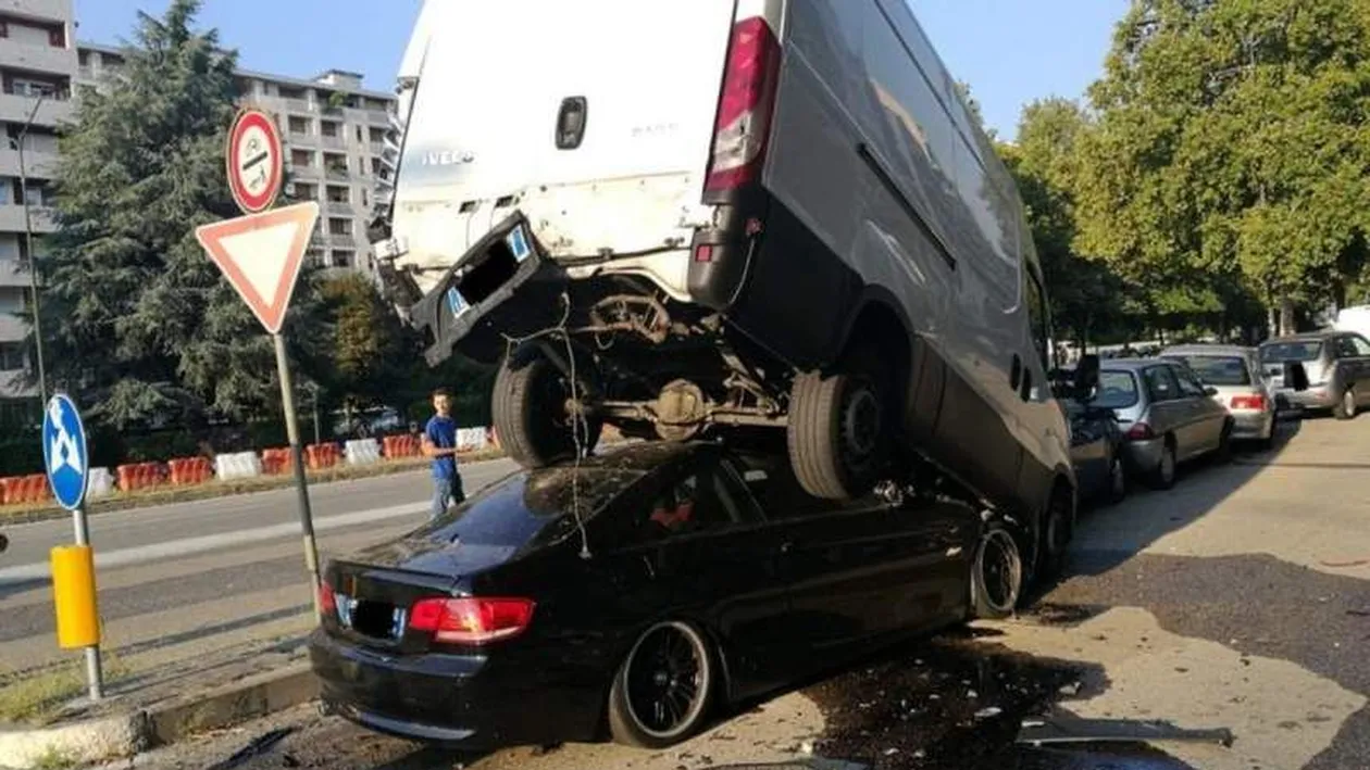 Un șofer român a ajus cu BMW-ul sub o dubiță, într-o parcare din Torino! Vitezomanul a fost rănit grav