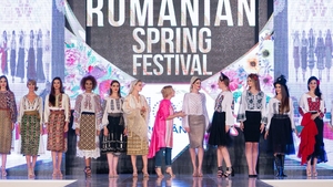 Modele, designeri și personalități din domeniul fashion și din lumea showbizului internațional din peste 40 de țări au sărbătorit la București Centenarul Marii Uniri cu ocazia Fashiontv Spring Festival