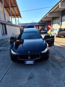 Oferta de lux a unei firme de servicii funerare din Târgu-Jiu: ultimul drum, într-un Maserati Ghibli! Oamenii vor să afle câţi cai putere are bolidul şi ce viteză maximă poate atinge