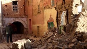 Imaginile durerii vin din Maroc. Oamenii sapă cu mâinile goale printre dărâmături, după cutremurul devastator