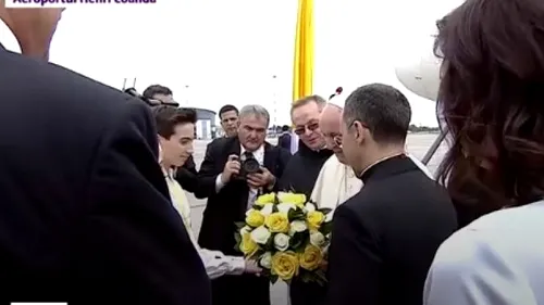 Cei doi copii care l-au întâmpinat cu flori pe Papa Francisc provin din familia unui erou român