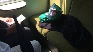 Gestul făcut de doi bătrâni din Iași în timp ce călătoreau într-un tramvai foarte aglomerat: „Toată lumea plătește pentru mijlocul de transport!”