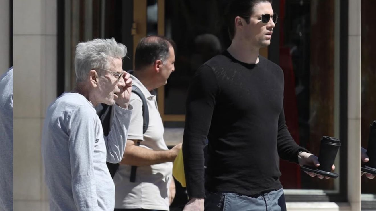 Imagini bizare cu Calvin Klein la 83 de ani, balansând între glorie și asfalt, în timp ce iubitul tinerel... se concentrează pe arta de a nu face nimic!