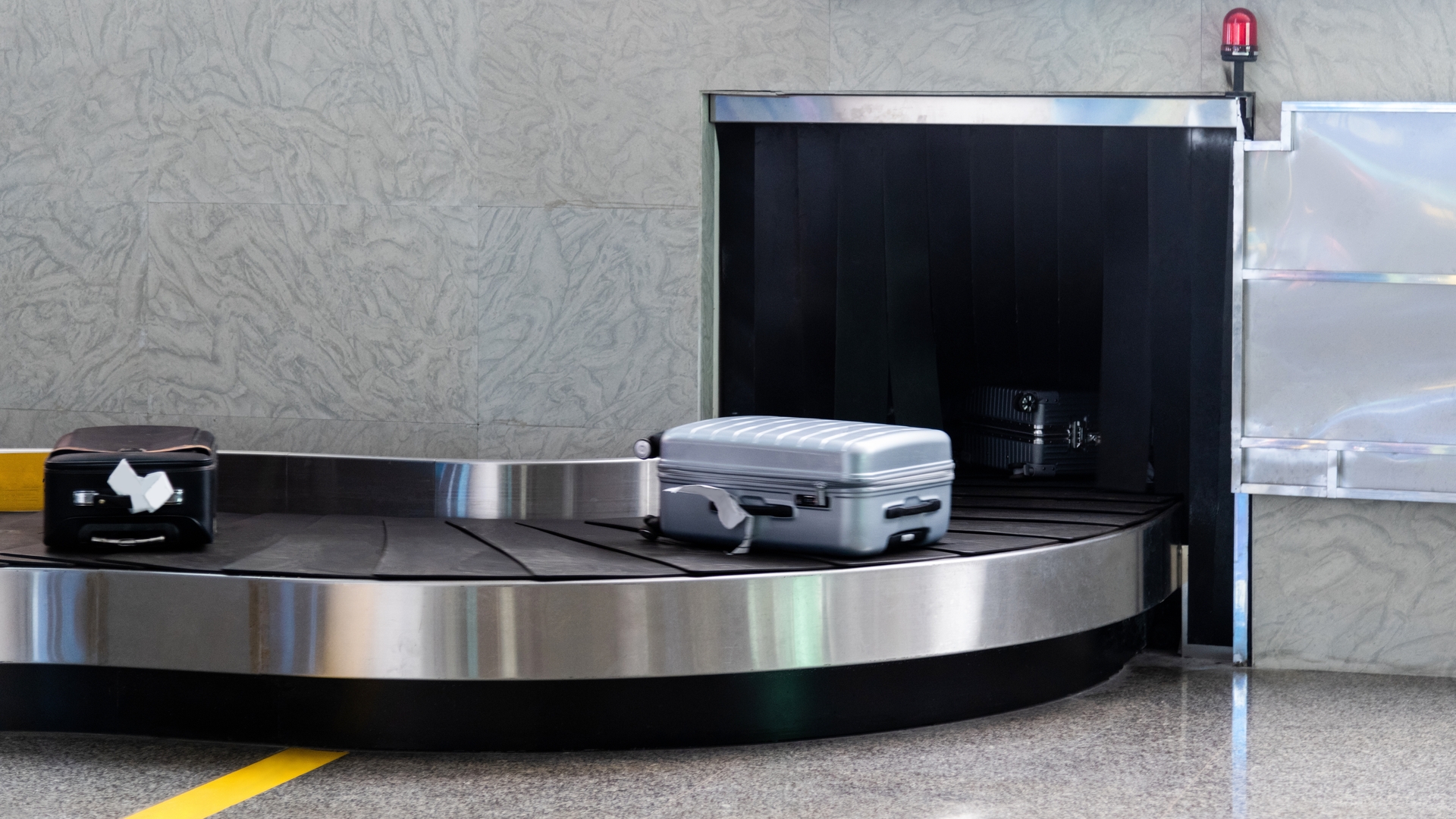 Obiectul banal care poate provoca incendii în avioane. Autoritățile cer ca pasagerii să nu îl mai pună în bagajul de cală