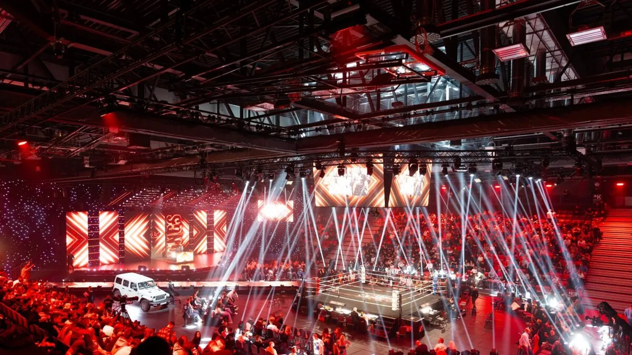 (P) Arena DVTK vuiește în timp ce turneul HELL Boxing Kings debutează cu knockouturi, victorii și tribune pline