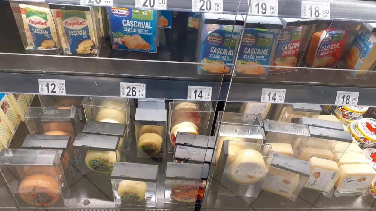 Ce au găsit oamenii într-un supermarket din Alexandria - Teleorman. Mai multe produse de la raftul de lactate au fost puse sub „cheie”