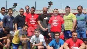 Rugbistii ii tin pumnii lui Nesu