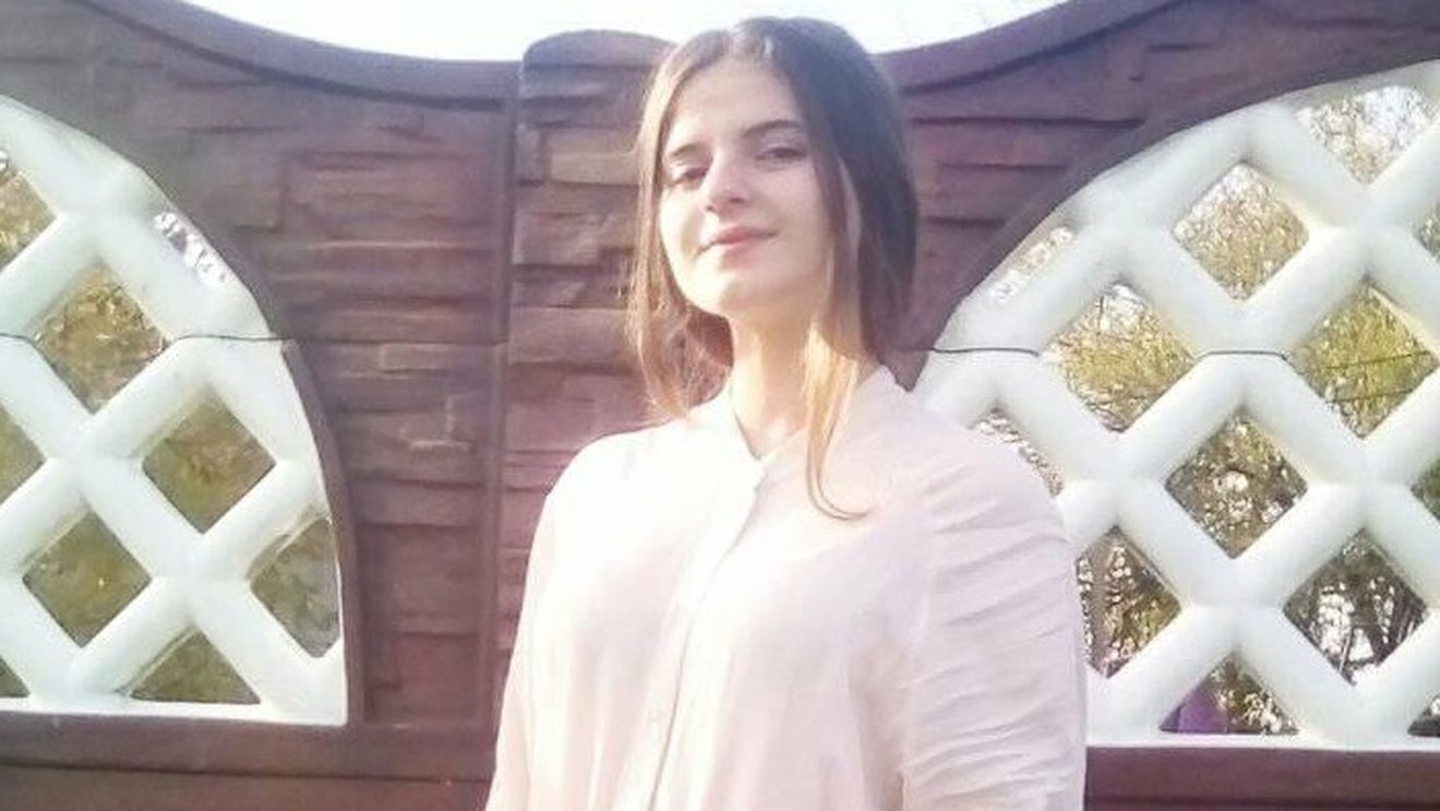 Sute de persoane nemulțumite de ancheta în cazul crimelor protestează la Poliția din Caracal