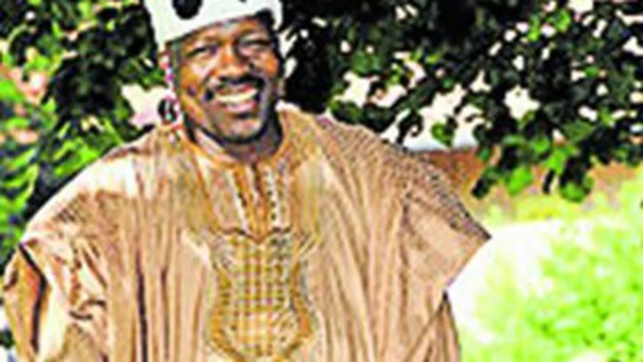 Monarh ajuns la munca de jos. Rege a spalator de vase