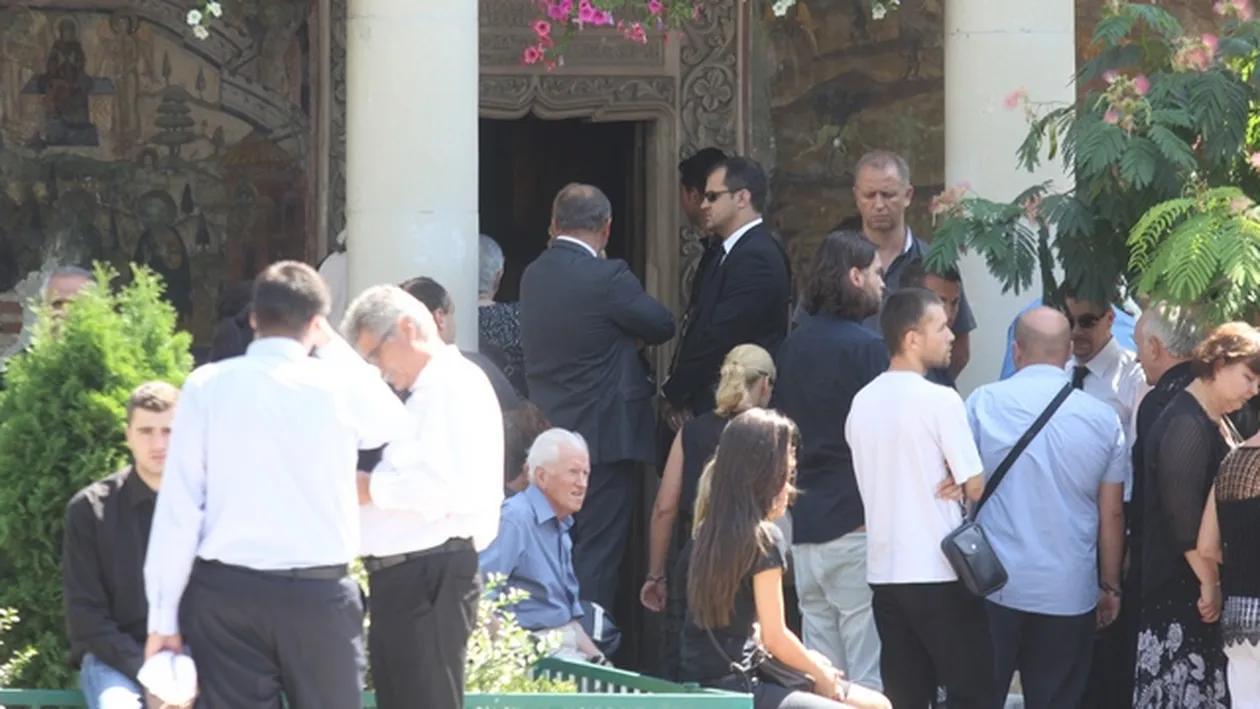 Ce nu s-a vazut! Serban Huidu a avut un bodyguard personal la inmormantarea mamei. Vezi ce misiune a avut paznicul