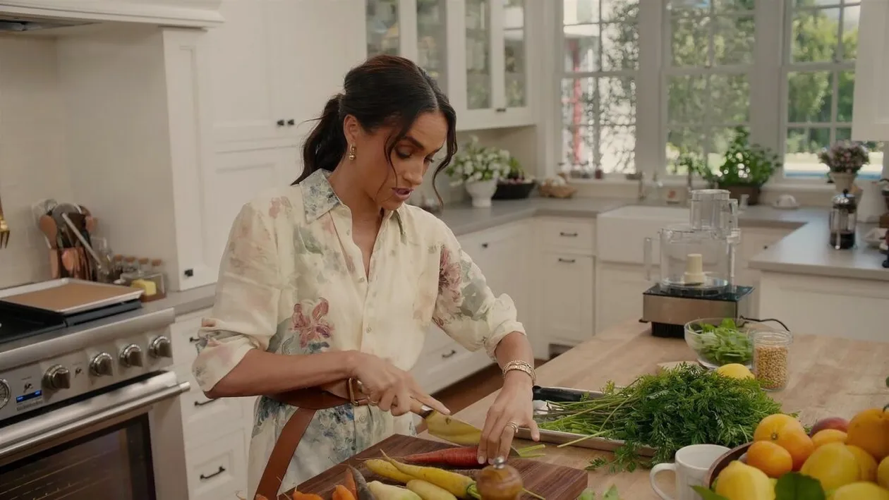Modul BIZAR în care Meghan Markle își promovează noul serial. Cât costă bijuteriile pe care le-a purtat în timp ce gătea paste