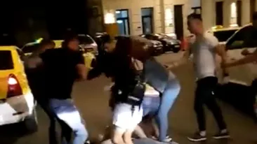 Scene terifiante în Centrul Vechi! Doi tineri sunt bătuți până când leșină! Agresorii îi lasă întinși pe stradă VIDEO