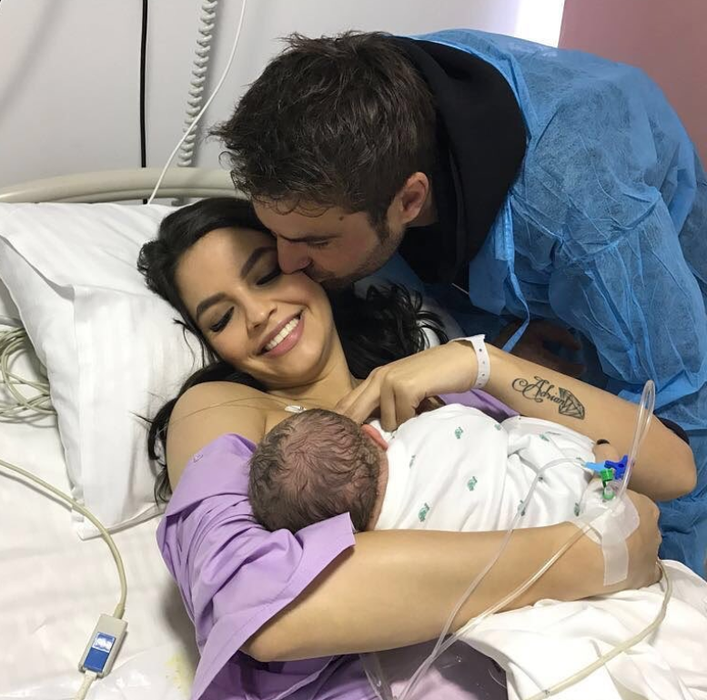 Soţia lui ADRIAN MUTU a deschis oficial sezonul costumelor de baie! Cum arată SANDRA la doar două luni de când a născut