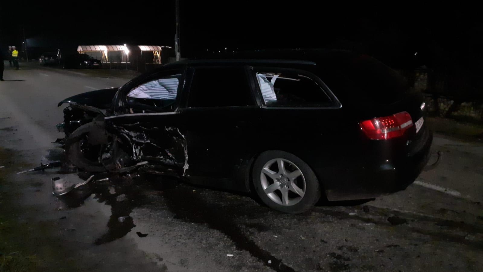 Cursă nebună! A furat două mașini și cu ultima a făcut accident. Patru persoane au fost rănite