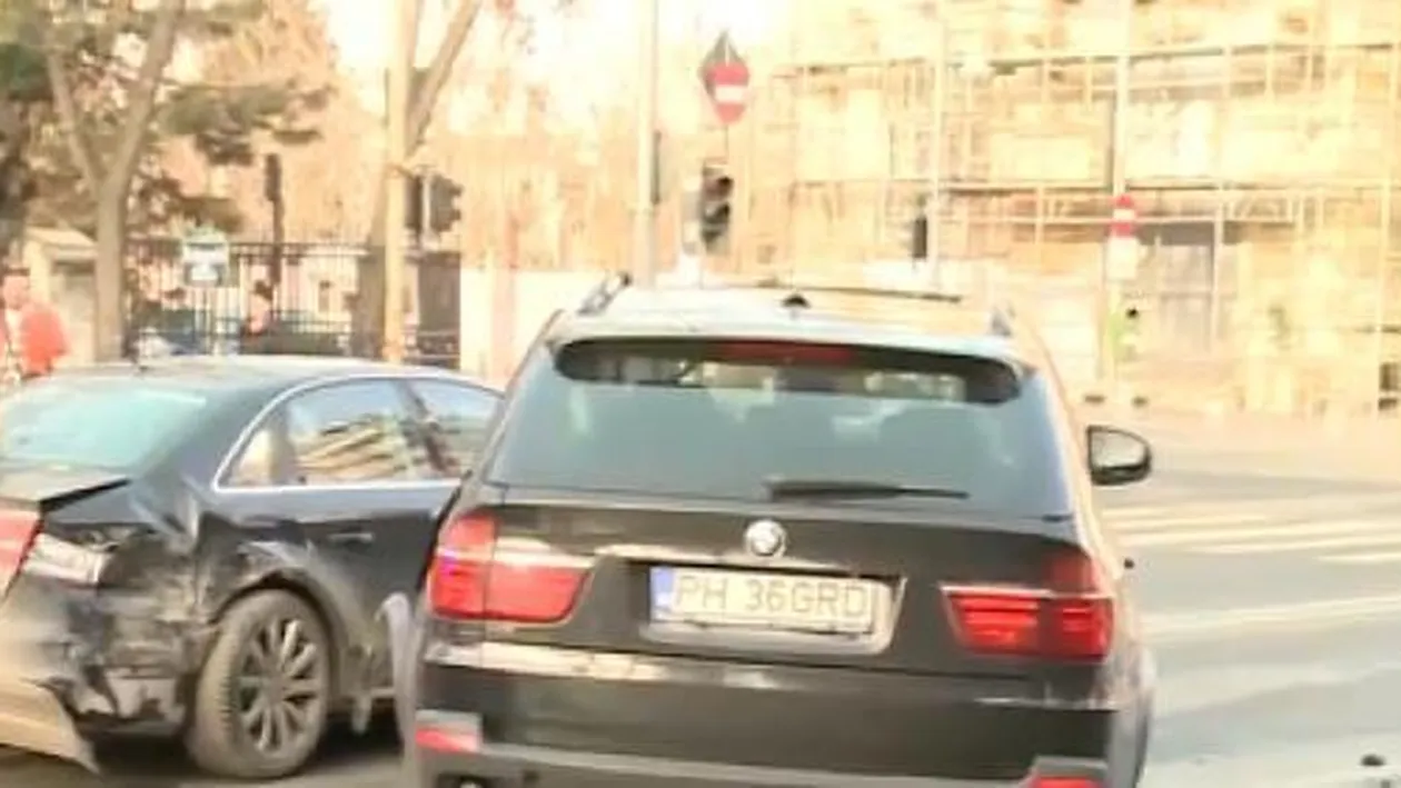 Accident grav în centrul Capitalei. Şoferul vinovat era sub influenţa unor substanţe şi a devenit violent