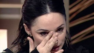VIDEO Andreea Marin a plans in direct la TV! A izbucnit in lacrimi cand a vazut imagini cu ea din tinerete