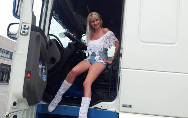 Sexy-românca șofer de TIR în Spania. Ce îi transmit colegii Crinei prin stație când o văd