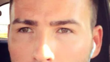 Adi Cristea s-a acomodat la viaţa de burlac! Uite-l cu şorţ şi pălăriuţă de bucătar, cum găteşte!