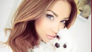 Imagini fierbinti care va pot face sa rositi! Uite cum se “prajeste” sosia Biancai cu manechinul lui Bote