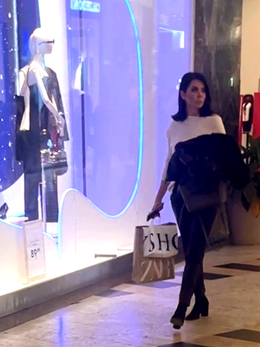 Simona Pătruleasa, știrista de la Kanal D, în mall (SURSA FOTO: CANCAN.RO)