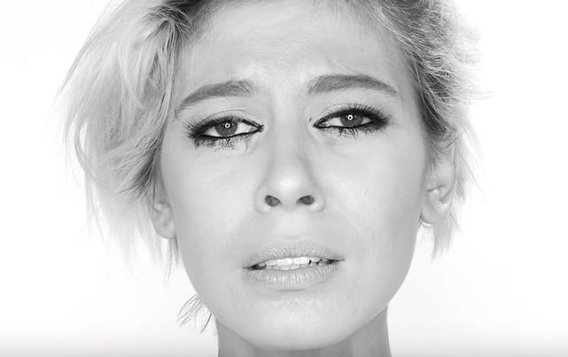 Sore plânge în hohote în noul ei videoclip