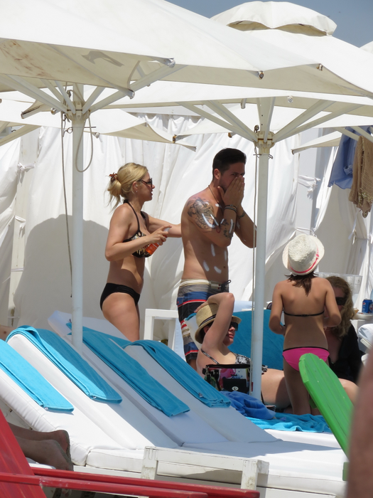 Soţia lui JORGE are forme de invidiat! Asta da apariţie în costum de baie
