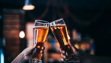 Bancul zilei / Doi patroni stau la o bere: Ție cum îți merge?