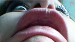 Incredibil cum poate arata in realitate tanara din imagine! Fotografia a devenit viral pe net: "E de necrezut. Nu o stiam asa"