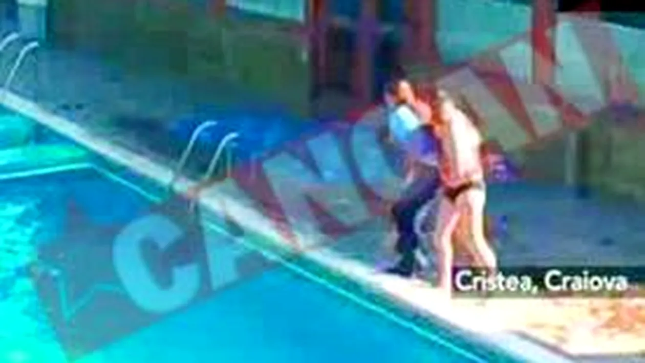 Au aruncat o politista in piscina