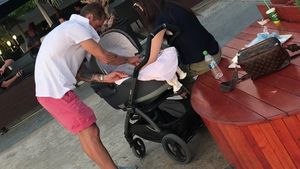 I-au schimbat scutecul la mall şi… Vladimir Drăghia, primele imagini cu bebeluşul & logodnica