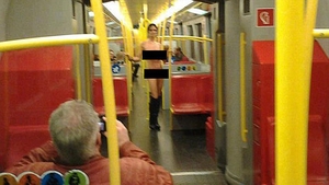 O femeie misterioasa umbla numai dezbracata cu metroul din Viena. E cautata de politie
