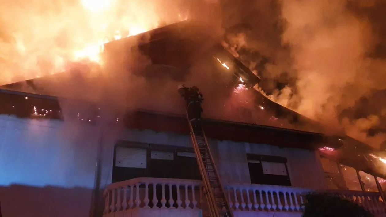 FOTO | Incendiu îngrozitor la Bacău! Un tânăr de 18 ani a fost găsit carbonizat